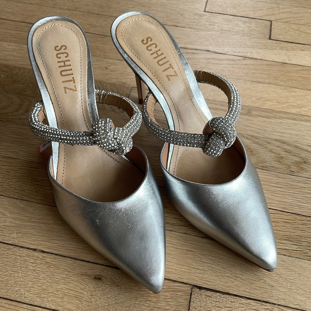 NWT Schutz Metallic Knotted Mules. Size 5